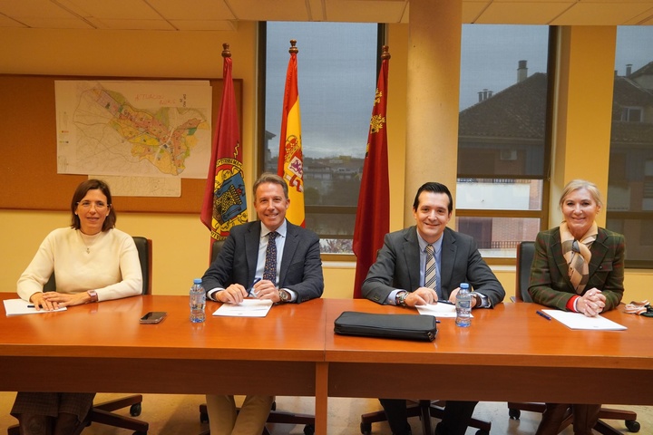 Reunión del consejero de Fomento de Infraestructuras, José Manuel Pancorbo, y el alcalde de Lorca, para avanzar en el convenio de ayudas del terremoto.