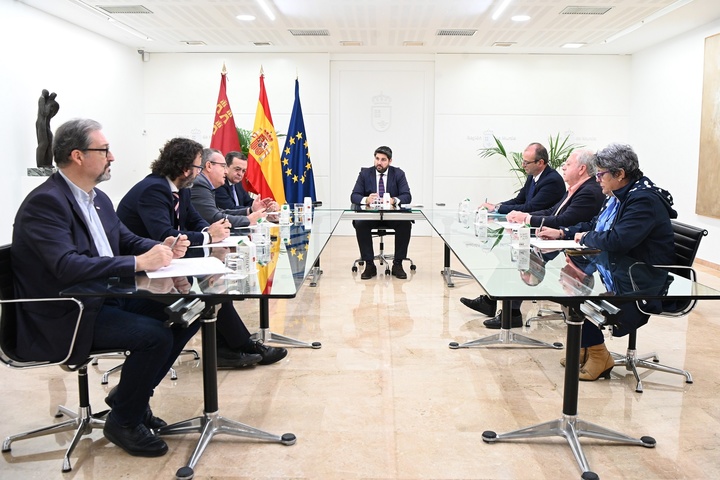 El jefe del Ejecutivo regional, Fernando López Miras, mantuvo hoy una reunión con el presidente de la Confederación Regional de Organizaciones Empresariales de Murcia (Croem), José María Albarracín, y con los secretarios generales de las organizaciones UGT, Antonio Jiménez, y CCOO, Santiago Navarro.