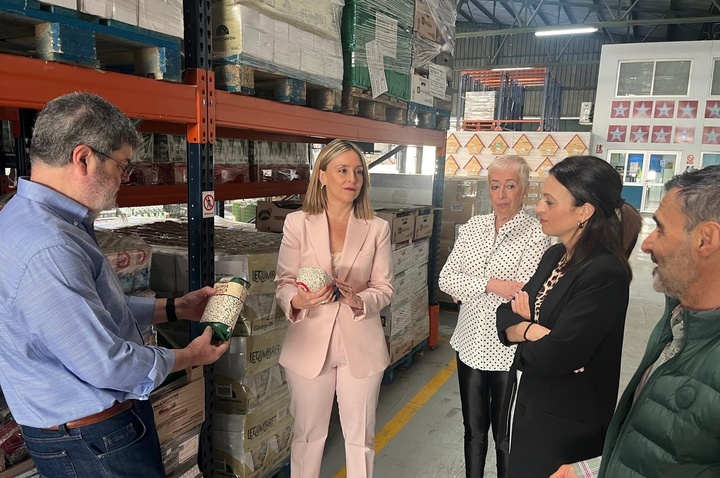 La consejera de Política Social, Familias e Igualdad, Conchita Ruiz, durante su visita al Banco de Alimentos del Segura