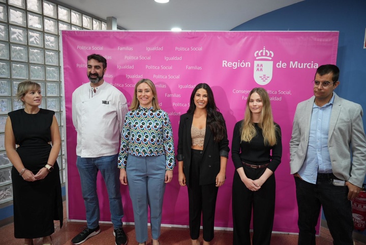 La consejera de Política Social, Familias, e Igualdad, Conchita Ruiz, junto a parte del equipo participante en la campaña de 'Atrévete a ser su familia'