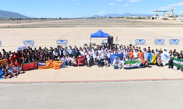 López Miras, en la fase nacional del concurso de mini satélites celebrado en la Base de Alcantarilla (3)