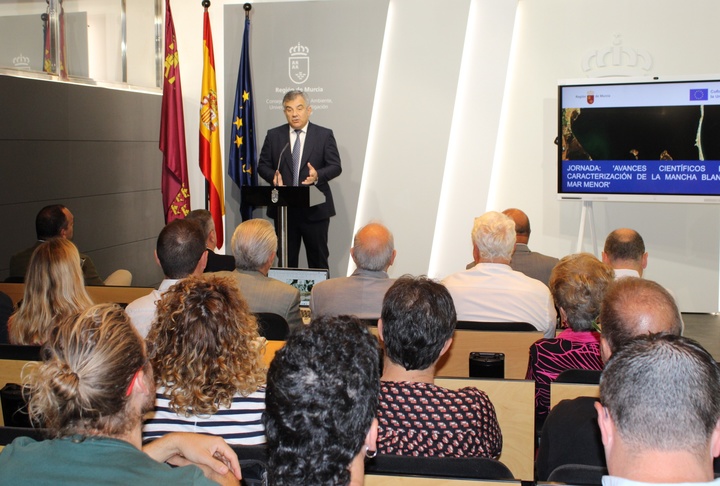 El consejero de Medio Ambiente, Universidades, Investigación y Mar Menor, Juan María Vázquez, dio la bienvenida a los investigadores e invitados a la jornada de trabajo.