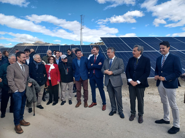 El consejero de Medio Ambiente, Universidades, Investigación y Mar Menor, Juan María Vázquez, junto con el alcalde de Molina de Segura, José Ángel Alfonso, y el presidente de Anpier, Miguel Ángel Martínez, durante la inauguración del Parque Generación Fotovoltaica en Molina de Segura el pasado mes de febrero.