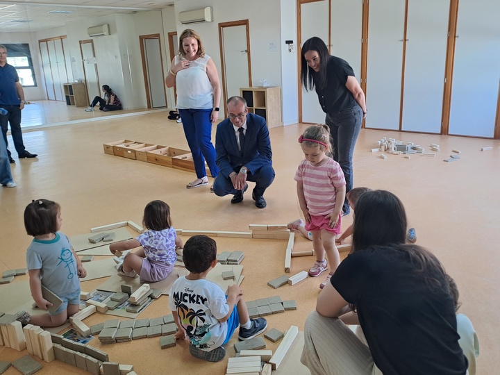 El consejero Víctor Marín visita la Escuela Murcia de Primera Infancia con motivo del Día Internacional del Juego en la infancia