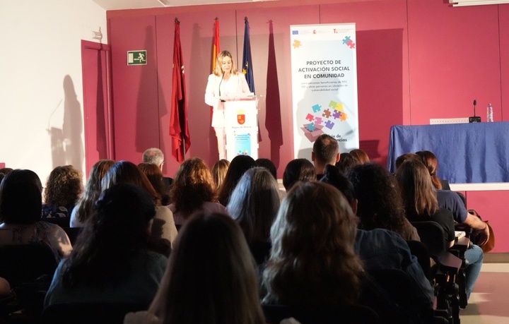 La consejera de Política Social, Familias e Igualdad, Conchita Ruiz, durante la inauguración de la Jornada de activación social 'La Caja de Experiencias' (1)