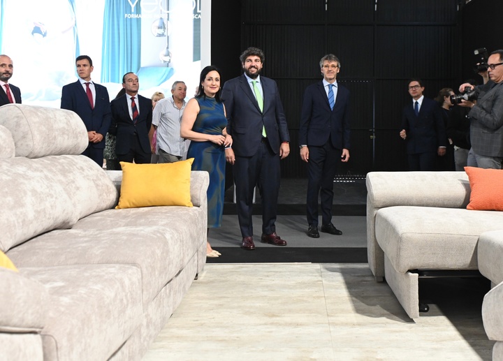 López Miras inaugura la Feria del Mueble de Yecla (2)