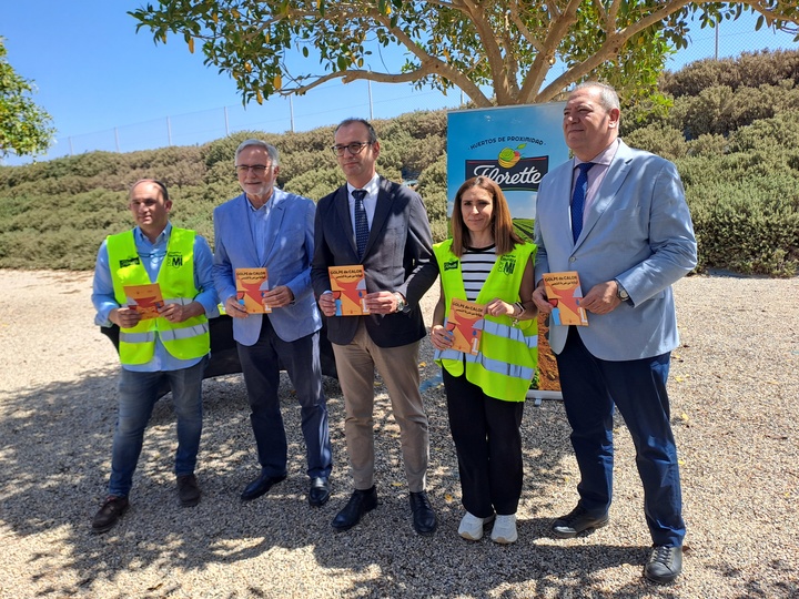 El consejero de Educación, Formación Profesional y Empleo, Víctor Marín, acompañado por el alcalde de Torre Pacheco, Pedro Ángel Roca, presentó la campaña de prevención del golpe de calor en el trabajo, en la empresa Florette