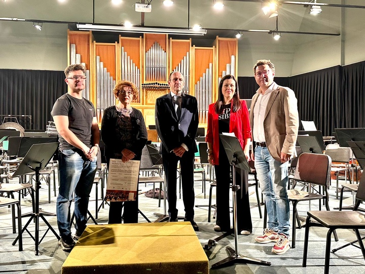 La Sinfónica del Conservatorio Superior de Música y el Coro maestro Gómez Villa protagonizan el XIV Concierto benéfico de Rotary Club Murcia en el auditorio regional