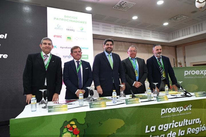 López Miras traslada a Proexport el apoyo del Gobierno regional en sus reivindicaciones para los agricultores