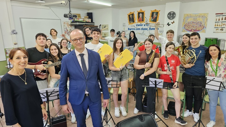 El consejero de Educación, Formación Profesional y Empleo, Víctor Marín, durante su visita al CEIP Artero y al IES Los Cantos