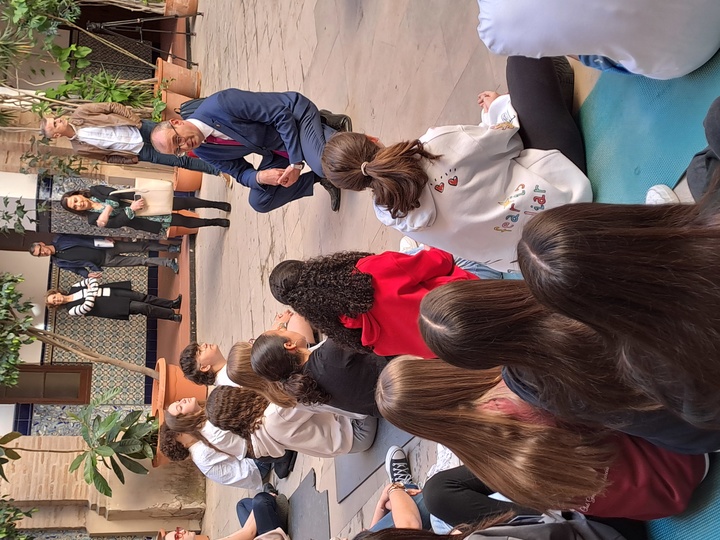 El consejero de Educación, Formación Profesional y Empleo, Víctor Marín, durante su visita a una veintena de estudiantes voluntarios del proyecto ConviveTEAM pertenecientes al IES Licenciado Francisco Cascales, de Murcia.