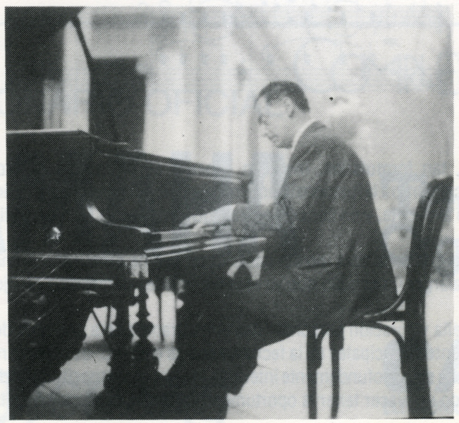 Imagen del compositor murciano José Agüera, al piano.