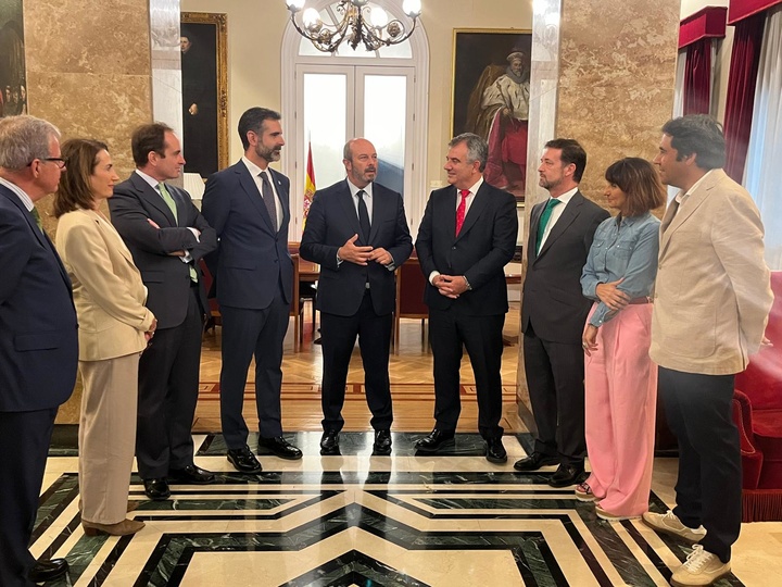 El consejero de Medio Ambiente, Universidades, Investigación y Mar Menor, Juan María Vázquez, junto con el presidente del Senado en España, Pedro Rollán, durante su intervención en el salón de los Pasos Perdidos del Senado en Madrid, a propósito del programa europeo LynxConnect, en el que participa el Gobierno regional.