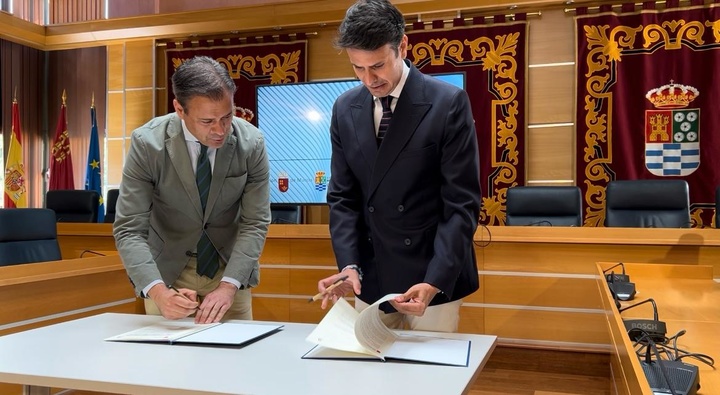 El consejero de Presidencia, Portavocía y Acción Exterior, Marcos Ortuño, y el alcalde de Molina de Segura, José Ángel Alfonso, firman el convenio...