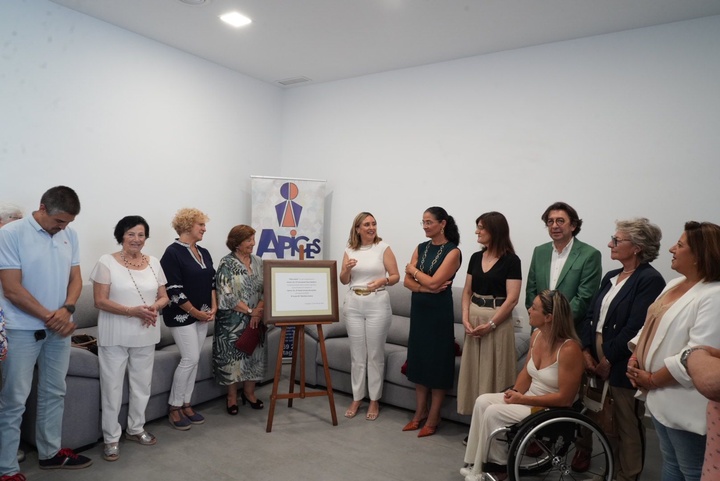 La consejera de Política Social, Familias, e Igualdad, Conchita Ruiz, en la inauguración de la nueva vivienda tutelada de la asociación APICES en Cartagena (1)