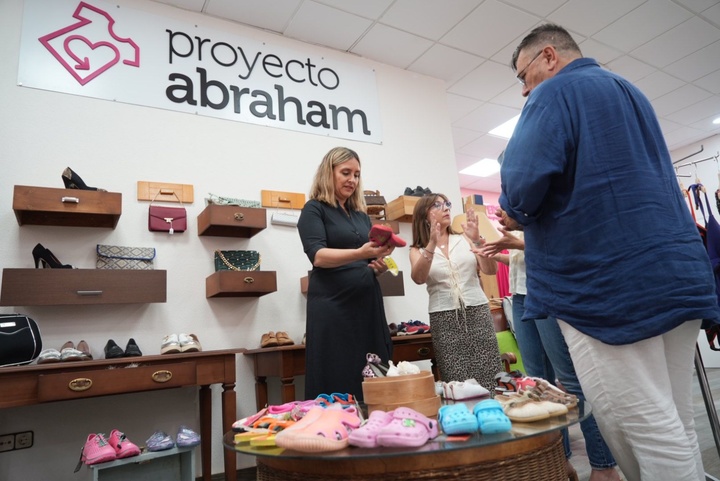 La consejera de Política Social, Familias e Igualdad, Conchita Ruiz, durante su visita a la tienda de segunda mano 'La Recuperadora' de Proyecto Abraham