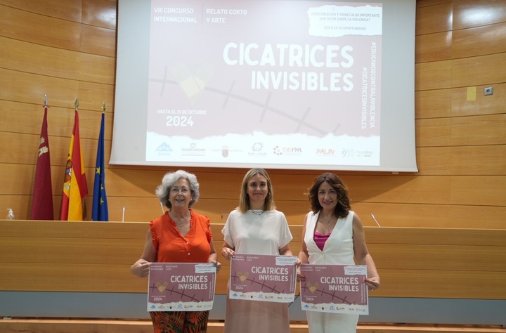 La consejera de Política Social, Familias e Igualdad, Conchita Ruiz, durante la presentación del Certamen Internacional de Relatos cortos y Arte, 'Cicatrices invisibles'