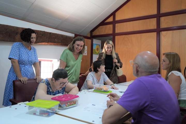 La consejera de Política Social, Familias e Igualdad, Conchita Ruiz, durante su visita al centro de día para personas con problemas de salud mental del Noroeste de Cehegín