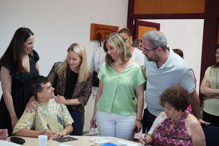 La consejera de Política Social, Familias e Igualdad, Conchita Ruiz, durante su visita al centro de día para personas con problemas de salud mental del Noroeste de Cehegín (1)
