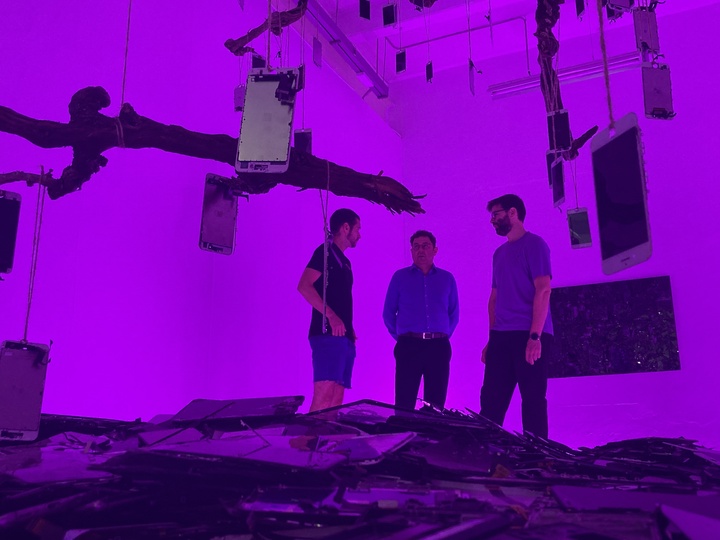 Imagen del artista Jorge Isla, el director general del ICA, Manuel Cebrián, y el comisario Rodrigo Carreño en la exposición 'Interiorismo'