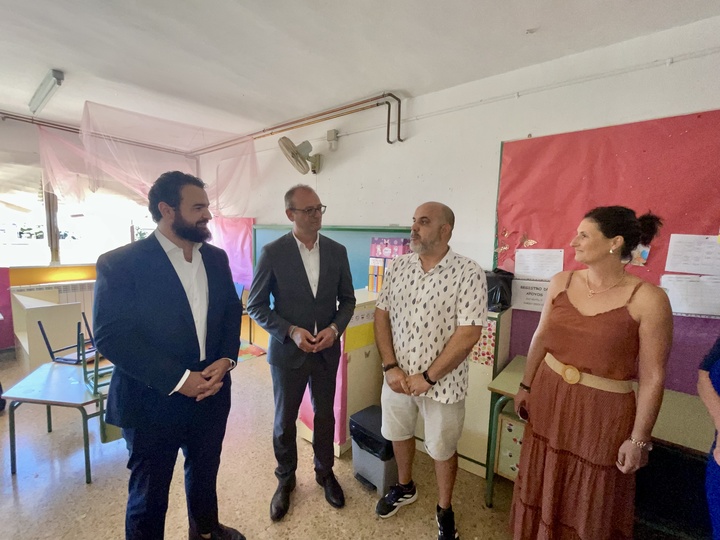 El consejero de Educación, Formación Profesional y Empleo, Víctor Marín,  visitó el CEIP Santiago Apóstol de Portmán, donde se realizarán obras este verano, junto con el alcalde de La Unión, Joaquín Zapata