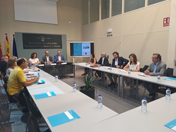 El consejero de Educación, Formación Profesional y Empleo, Víctor Marín, presidió la primera reunión de los trabajos para diseñar un plan estratégico contra la economía sumergida en la Región de Murcia (PECES)