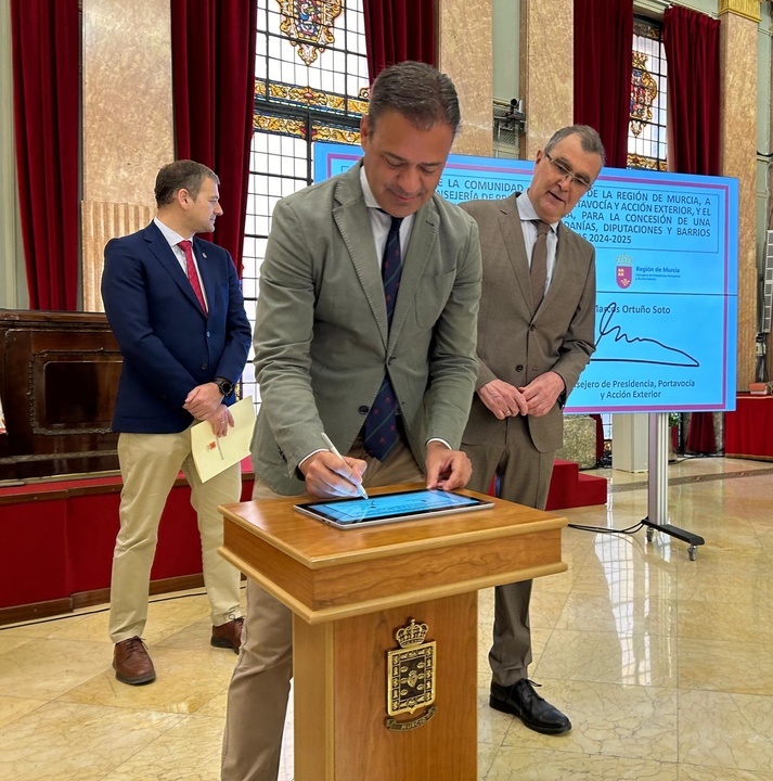 El consejero de Presidencia, Portavocía y Acción Exterior, Marcos Ortuño, firma el convenio de la Consejería con el Ayuntamiento en presencia del...
