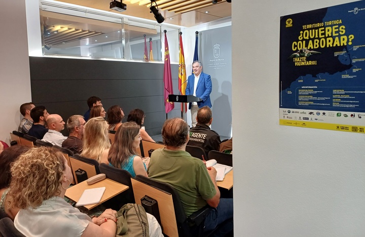 El consejero de Medio Ambiente, Universidades, Investigación y Mar Menor, Juan María Vázquez, durante la inauguración de la jornada informativa del Plan de Conservación de la Tortuga Mora