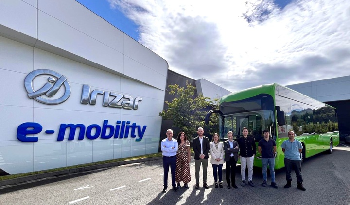 La directora general de Movilidad y Transportes, María Dolores Solana, durante la presentación del autobús eléctrico en Guipúzcoa con representantes de Irizar