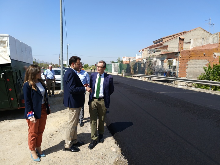 Imagen del director general del Agua, José Sandoval, junto al alcalde de Murcia, José Ballesta, en el Camino de las Palmeras donde se está renovando el firme.
