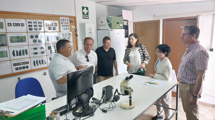 El director del IMIDA, Andrés Martínez (2i), junto a representantes gubernamentales de Japón y del Ministerio de Agricultura de España, en la visita a los laboratorios del Centro de Ensayos.