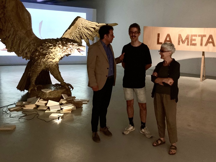 Imagen del artículo El artista Juan Antonio Cerezuela realiza una visita guiada a su exposición 'El instante de peligro' en el Centro Párraga