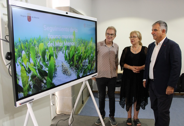 El consejero de Medio Ambiente, Universidades, Investigación y Mar Menor, Juan María Vázquez, junto a los investigadores de la Universidad de Murcia, Mar Torralva y Emilio Cortés, expone los estudios y seguimiento de poblaciones faunísticas del Mar Menor.