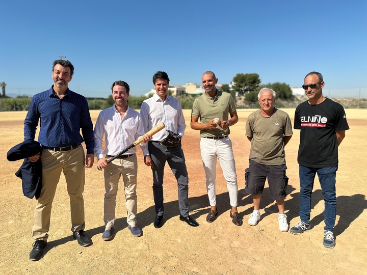 Imagen de la visita a las obras de mejora del campo de béisbol de Torrealta