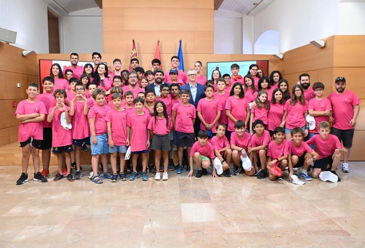 López Miras recibe al medio centenar de niños afectados de hemofilia que participan en el campamento de La Charca (Totana)