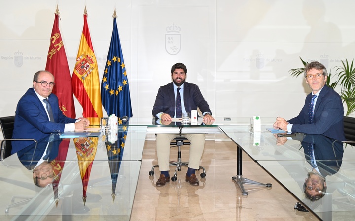 El presidente de la Región de Murcia, Fernando López Miras, se reúne con Jorge Jiménez Molina, director general de Viewnext, empresa perteneciente al grupo IBM. En la reunión estuvo acompañado por el consejero Luis Alberto Marín