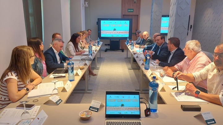 Imagen de la reunión que la consejera Sara Rubira ha mantenido en Madrid con representantes de las Comunidades de Andalucía, Castilla-La Mancha, La Rioja y la Comunidad Valenciana, y con los líderes nacionales de las organizaciones profesionales agrarias y las cooperativas agroalimentarias de España para abordar la situación de la agricultura de secano