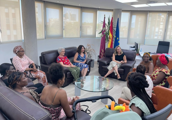 La consejera de Política Social mantiene un encuentro con mujeres afrodescendientes para avanzar en su inclusión social y laboral