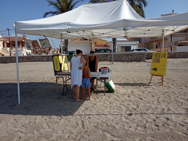 Campaña de información en playas durante el pasado verano.