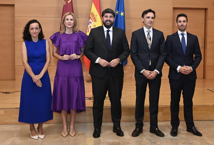 El jefe del Ejecutivo autonómico, Fernando López Miras, preside el acto de toma de posesión de los secretarios generales de las consejerías de Empresa, Empleo y Economía Social; y de Fomento e Infraestructuras