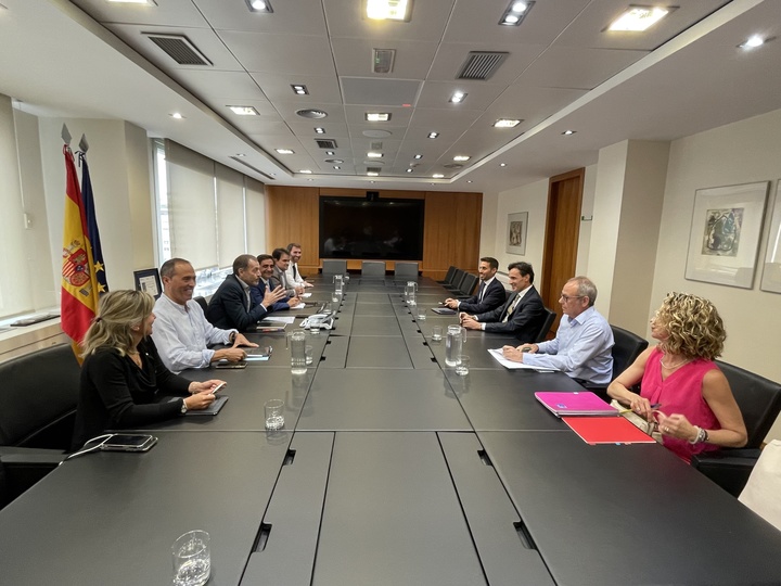 El consejero de Fomento e Infraestructuras, Jorge García Montoro, y el presidente de Adif, Ángel Contreras, durante la reunión mantenida esta mañana