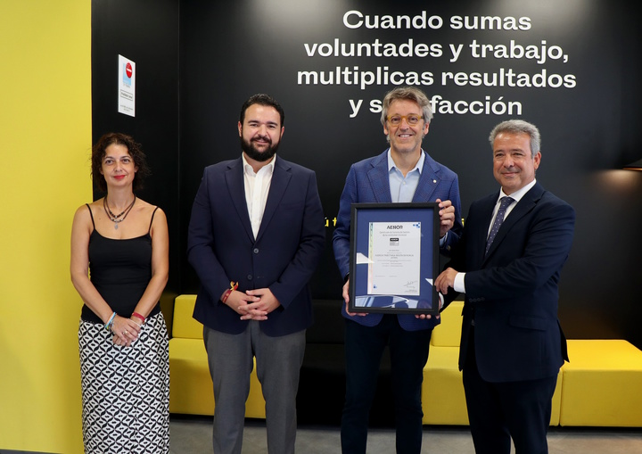 El consejero Marín recibe el certificado de Accesibilidad de manos del director de la Región Mediterráneo de AENOR, Ángel Luis Sánchez