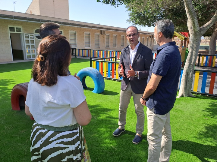 El consejero de Educación y Formación Profesional, Víctor Marín, visitó la nueva aula de 2-3 años en el colegio Las Esperanzas de San Pedro del Pinatar