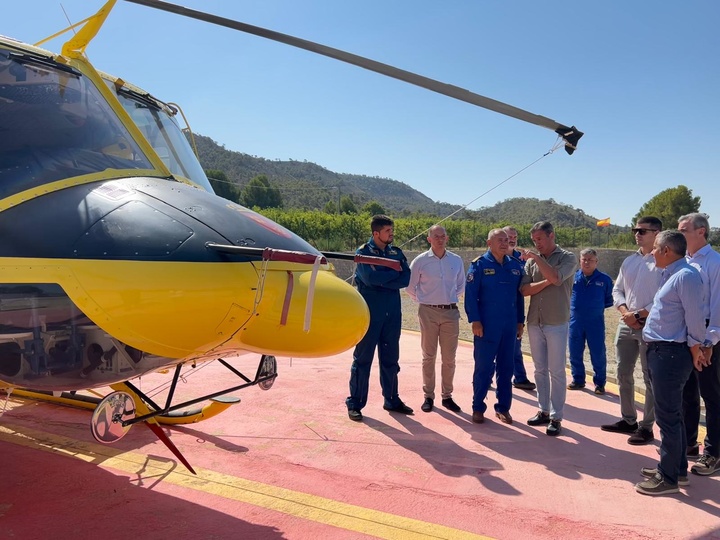 Visita del consejero de Presidencia, Portavocía, Acción Exterior y Emergencias, Marcos Ortuño, a la Base Helitransportada de La Pila.