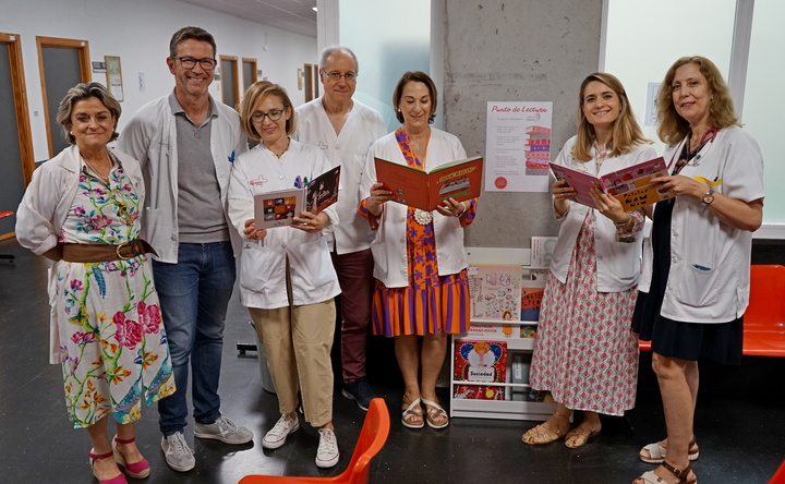 El centro Atención Primaria de San Andrés convierte su sala de espera pediátrica en biblioteca