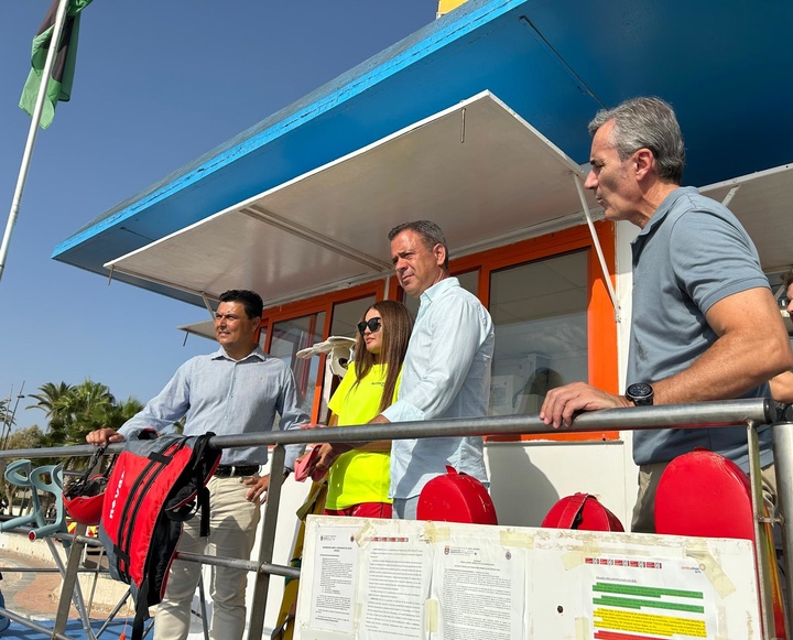 El consejero de Presidencia, Portavocía, Acción Exterior y Emergencias, Marcos Ortuño, junto con el alcalde de San Javier, José Miguel Luengo (1i), el director de Seguridad y Emergencias, Pedro Vicente (1d), y una socorrista del Plan Copla en un puesto de vigilancia de La Ribera.