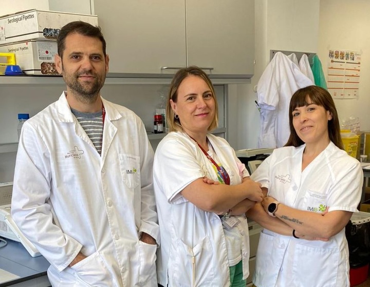 De izquierda a derecha Bruno Ramos Molina (investigador principal y jefe de grupo), María Antonia Martínez Sánchez (estudiante de doctorado) y María Ángeles Núñez Sánchez (investigadora principal) del grupo de Obesidad, Diabetes y Metabolismo.