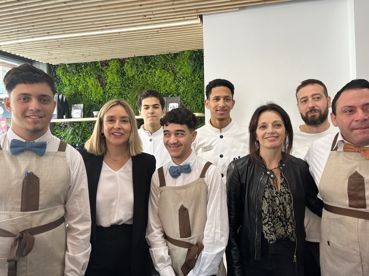 Foto de archivo de la consejera de Política Social, Familias e Igualdad, Conchita Ruiz, de la visita a la escuela de hotelería de Cáritas.