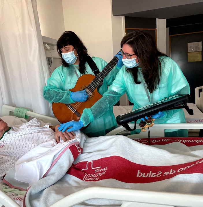 El proyecto 'Afinando Corazones' incluye la realización de sesiones de musicoterapia en la planta de Oncología de adultos