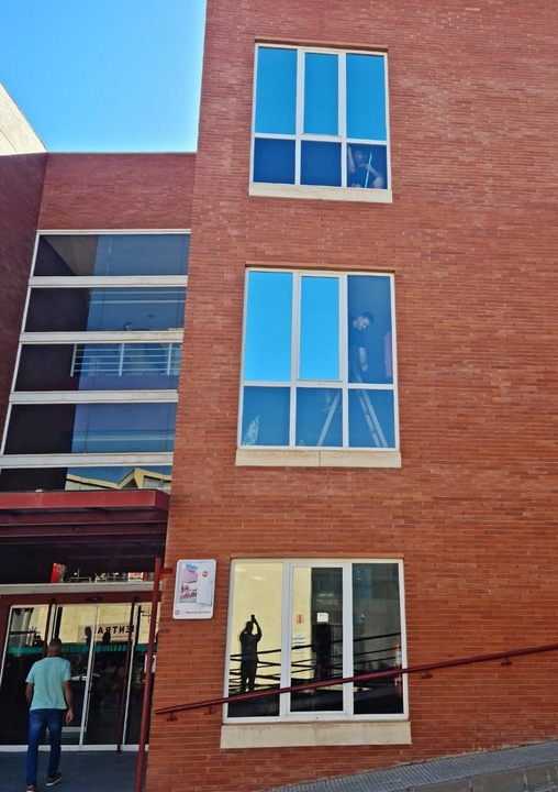 El hospital Virgen de la Arrixaca mantiene su apuesta por la eficiencia energética con la instalación de láminas en sus ventanas